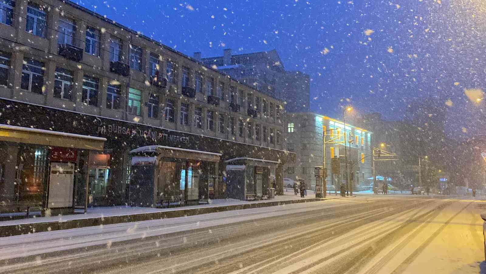 Bursa’da akşam saatlerinde etkili olan kar yağışı sabah saatlerinde de etkisini sürdürdü. Marmara’da etkili olan kar yağışı akşam saatlerinde ...