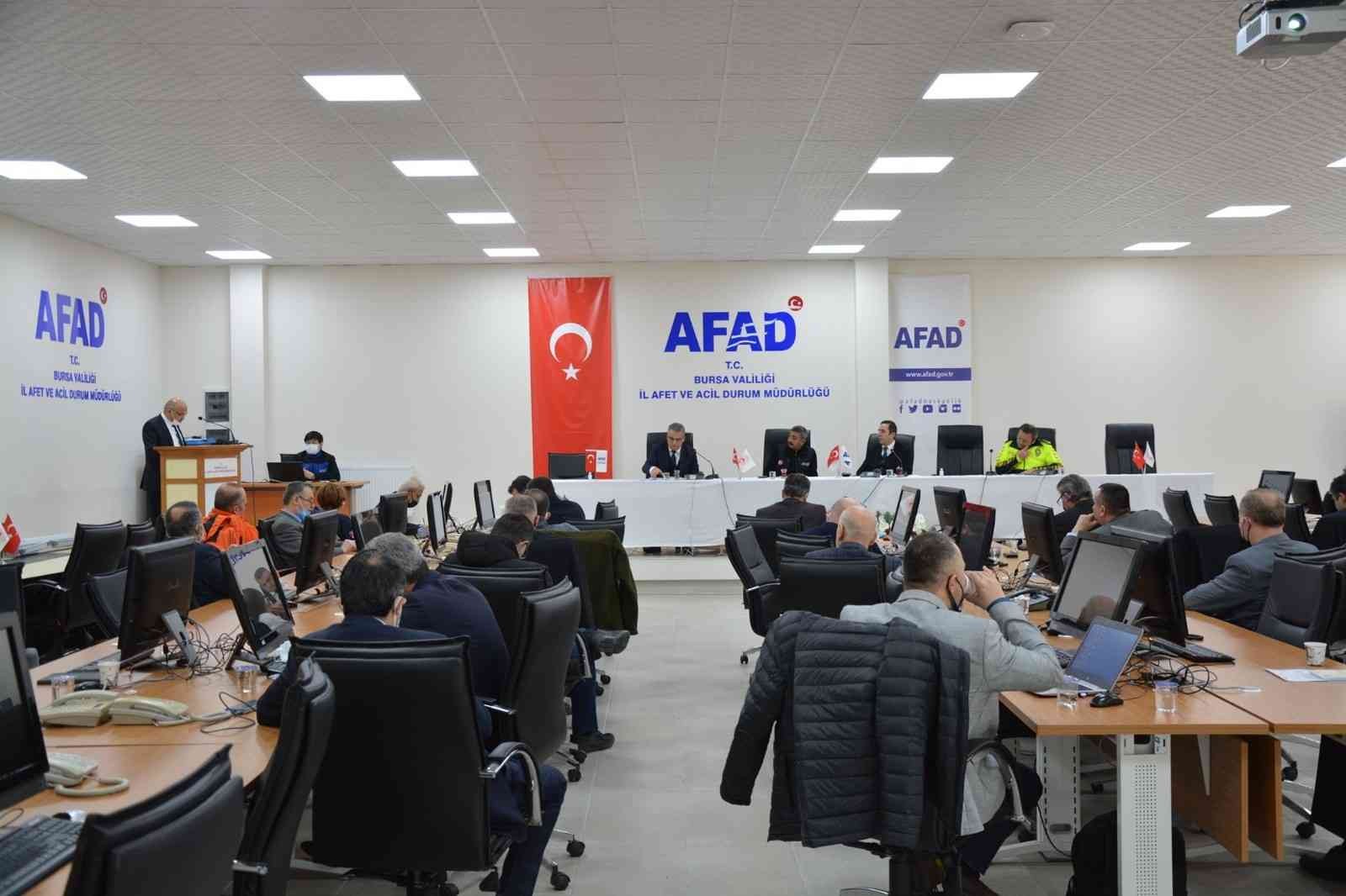 Bursa’da önümüzdeki 2 gün etkili olması beklenen kar yağışı sebebiyle, Bursa İl Afet ve Acil Durum Müdürlüğü’nde ’Kış tedbirleri toplantısı ...