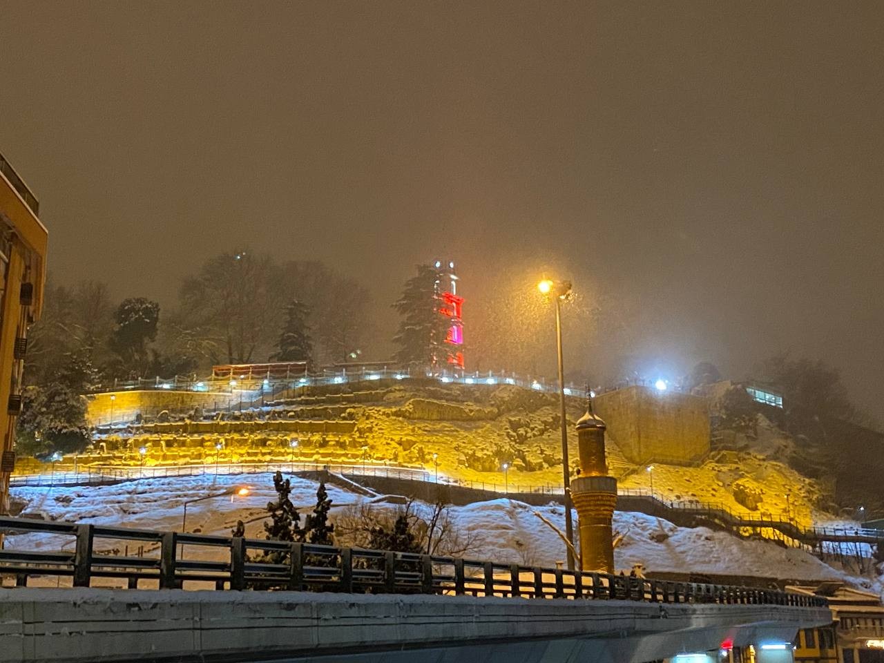 Bursa’da akşam saatlerinden itibaren etkili olan kar yağışı nedeniyle kent merkezinde kar kalınlığı 14 santimetre ölçüldü. Bursa’da 2 gündür ...