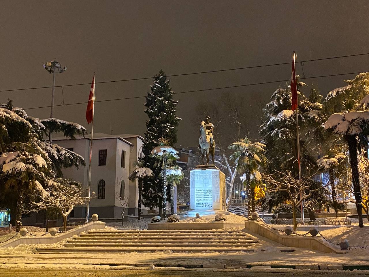 Bursa’da akşam saatlerinden itibaren etkili olan kar yağışı nedeniyle kent merkezinde kar kalınlığı 14 santimetre ölçüldü. Bursa’da 2 gündür ...