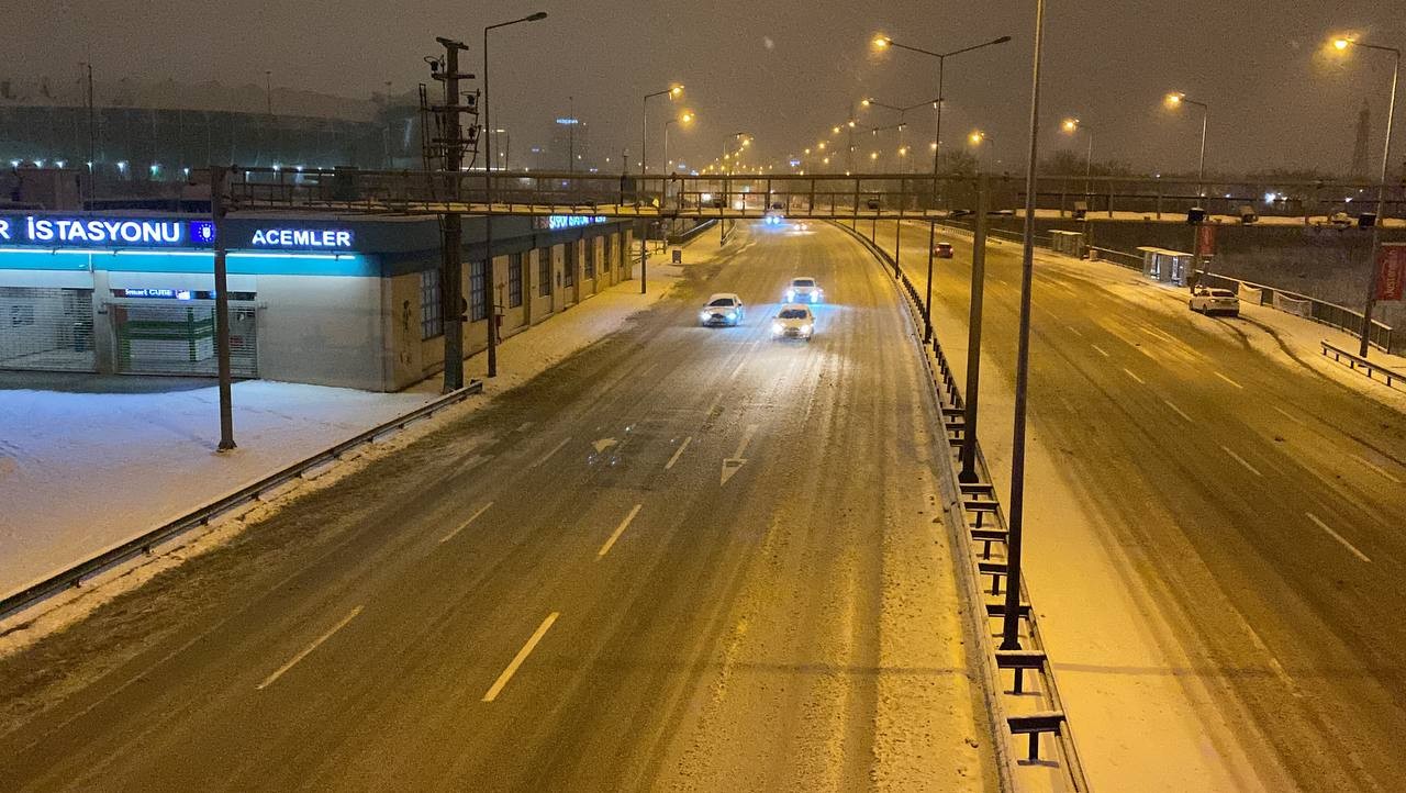 Bursa’da akşam saatlerinden itibaren etkili olan kar yağışı nedeniyle kent merkezinde kar kalınlığı 14 santimetre ölçüldü. Bursa’da 2 gündür ...