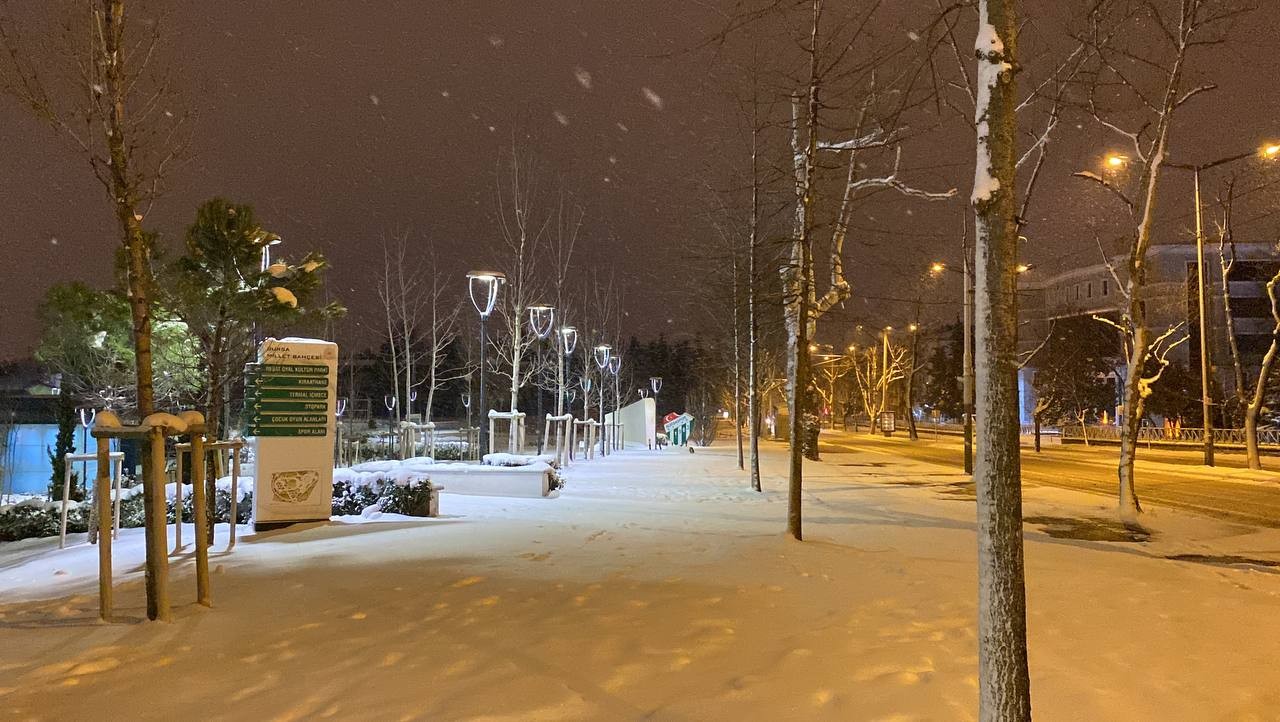 Bursa’da akşam saatlerinden itibaren etkili olan kar yağışı nedeniyle kent merkezinde kar kalınlığı 14 santimetre ölçüldü. Bursa’da 2 gündür ...