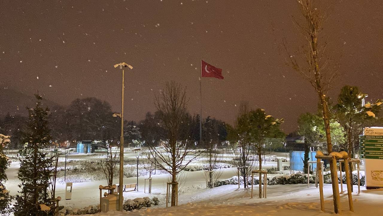 Bursa’da akşam saatlerinden itibaren etkili olan kar yağışı nedeniyle kent merkezinde kar kalınlığı 14 santimetre ölçüldü. Bursa’da 2 gündür ...