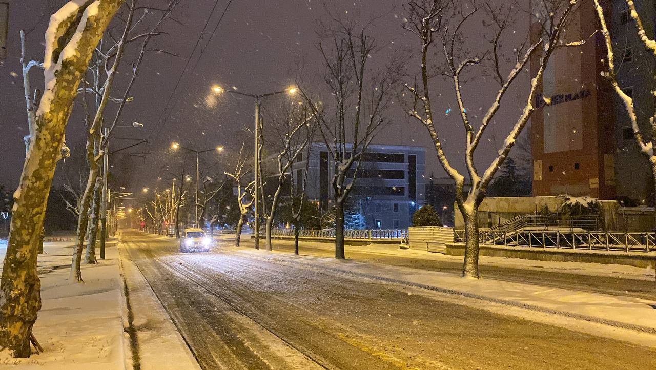 Bursa’da akşam saatlerinden itibaren etkili olan kar yağışı nedeniyle kent merkezinde kar kalınlığı 14 santimetre ölçüldü. Bursa’da 2 gündür ...