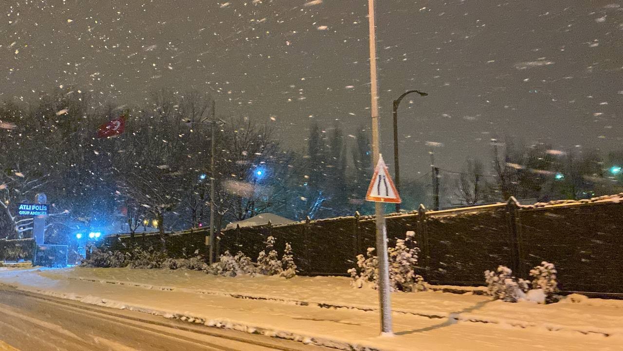 Bursa’da akşam saatlerinden itibaren etkili olan kar yağışı nedeniyle kent merkezinde kar kalınlığı 14 santimetre ölçüldü. Bursa’da 2 gündür ...