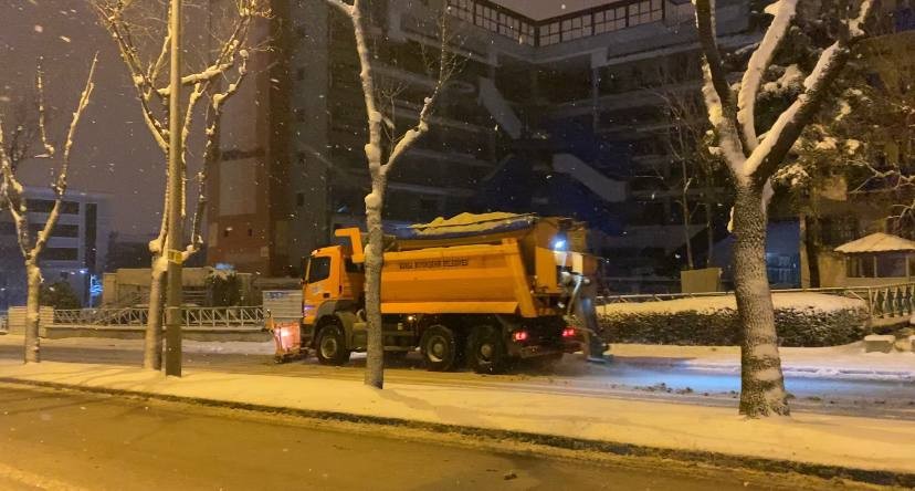 Bursa’da akşam saatlerinden itibaren etkili olan kar yağışı nedeniyle kent merkezinde kar kalınlığı 14 santimetre ölçüldü. Bursa’da 2 gündür ...