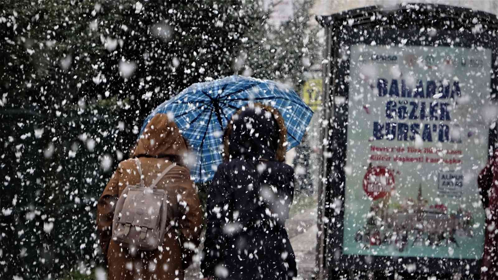 Bursa şehir merkezinde yoğun kar yağışı başladı. Uzmanların günler öncesinden uyarılarını yaptığı kar yağışı Bursa şehir merkezinde yoğun şekilde ...
