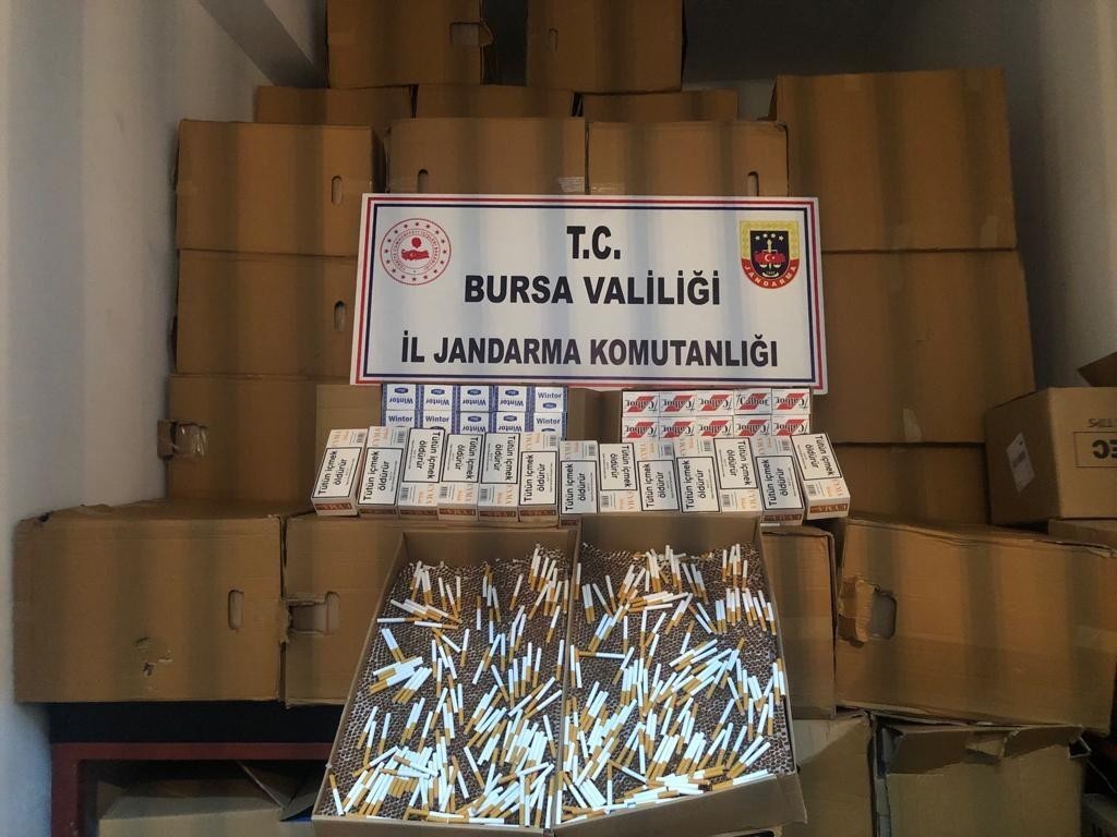 Bursa İl Jandarma Komutanlığı ekipleri tarafından yapılan baskında piyasa değeri 1,5 milyon lira olan 637 bin 500 adet sigara, 1 buçuk milyon ...