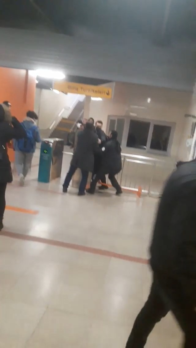 Bursa’da alkollü bir şahıs, metroya ücretsiz binmek istedi. Güvenlik görevlileri buna izin verilmeyince aralarında arbede çıktı. Güvenlik ...