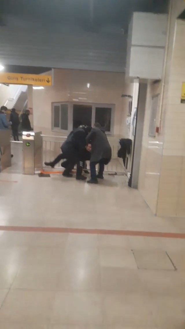 Bursa’da alkollü bir şahıs, metroya ücretsiz binmek istedi. Güvenlik görevlileri buna izin verilmeyince aralarında arbede çıktı. Güvenlik ...