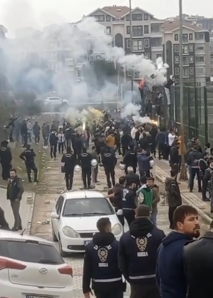 Bursa’da amatör maçta taraftarlar arasında kavga çıktı. Tekme ve tokatların havada uçtuğu kavgayı çevik kuvvet polisleri ayırdı. Bölgesel Amatör ...