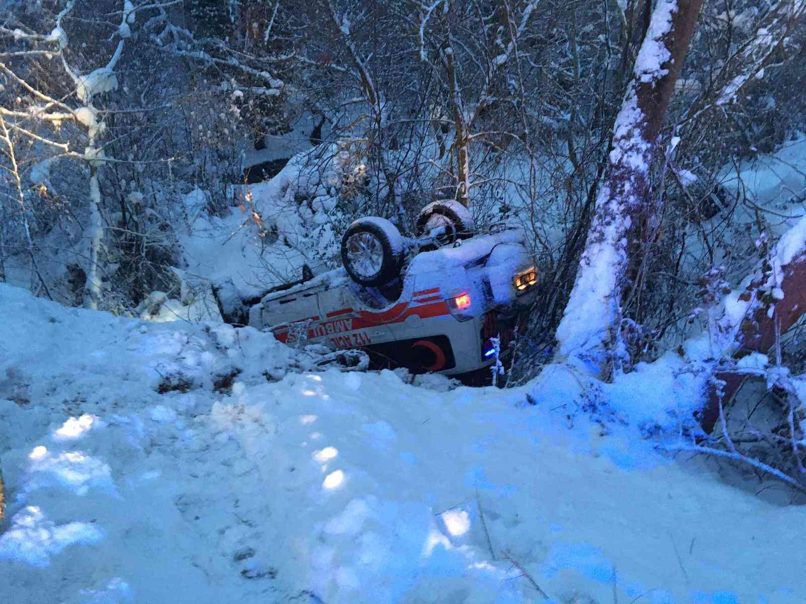 Bursa’nın Mustafakemalpaşa ilçesinde hasta nakline giden 112 ambulansı, yoğun kar yağışı sebebiyle kaza yaparak, ters döndü. Edinilen bilgiye ...