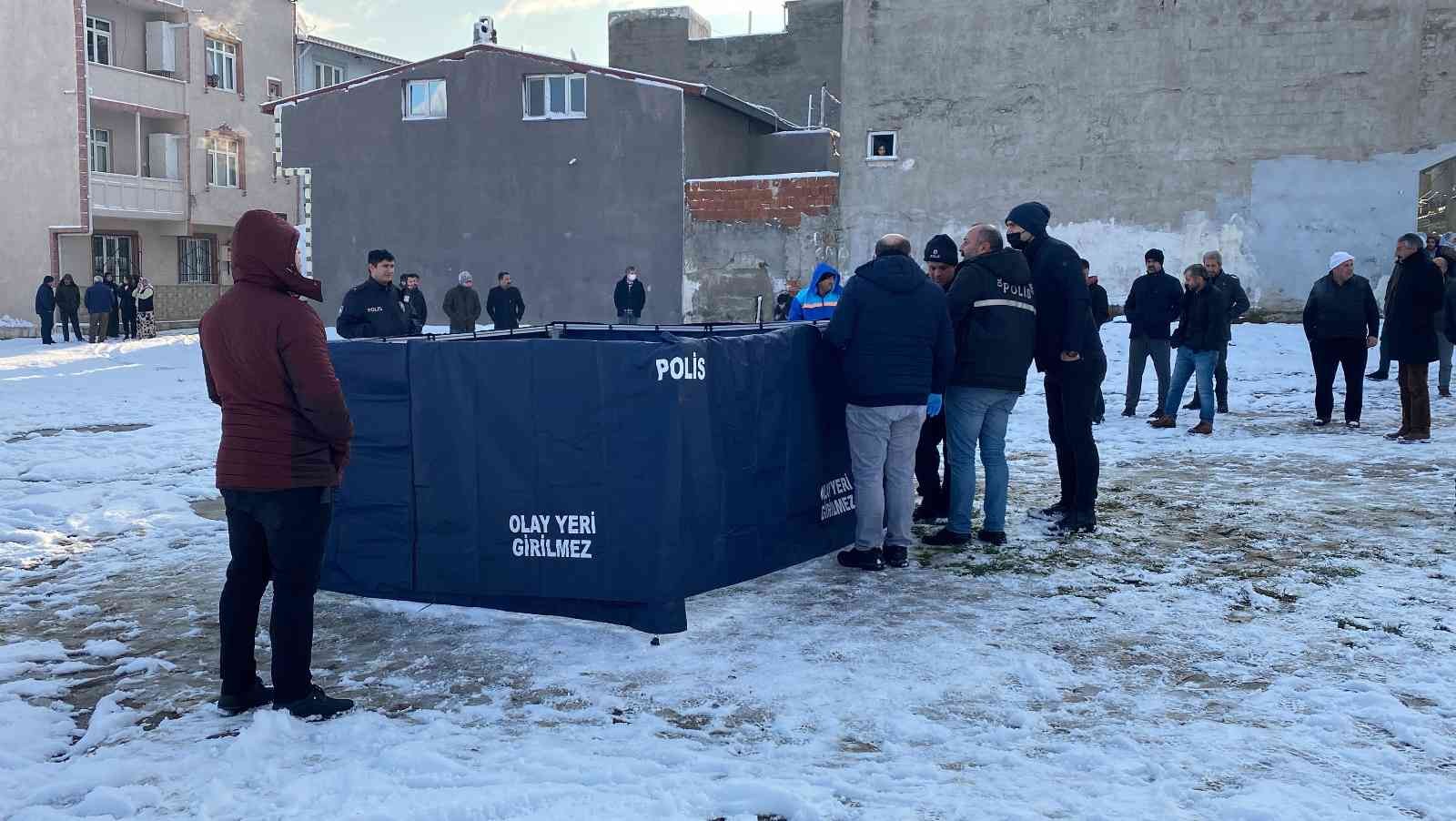 Bursa’da bir kişi, boş arsada başından vurulmuş halde ölü olarak bulundu. Merkez Yıldırım ilçesi Ulus Mahallesi’de bulunan bir arsadan geçen bir ...