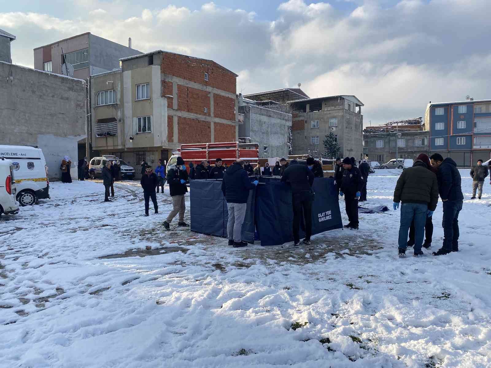 Bursa’da bir kişi, boş arsada başından vurulmuş halde ölü olarak bulundu. Merkez Yıldırım ilçesi Ulus Mahallesi’de bulunan bir arsadan geçen bir ...