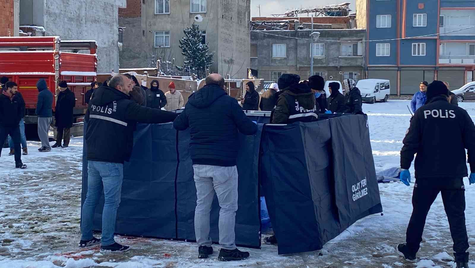 Bursa’da bir kişi, boş arsada başından vurulmuş halde ölü olarak bulundu. Merkez Yıldırım ilçesi Ulus Mahallesi’de bulunan bir arsadan geçen bir ...