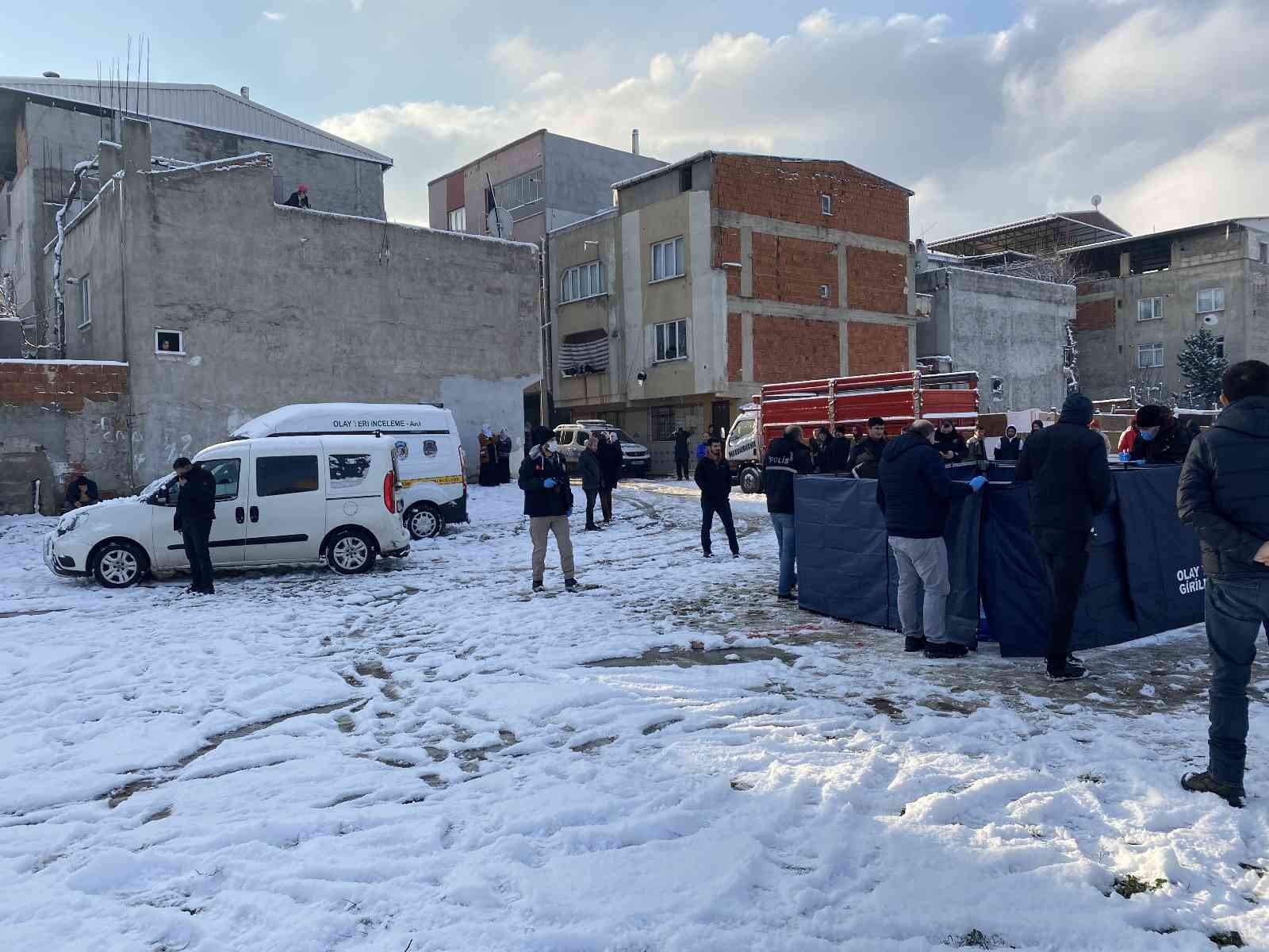 Bursa’da bir kişi, boş arsada başından vurulmuş halde ölü olarak bulundu. Merkez Yıldırım ilçesi Ulus Mahallesi’de bulunan bir arsadan geçen bir ...