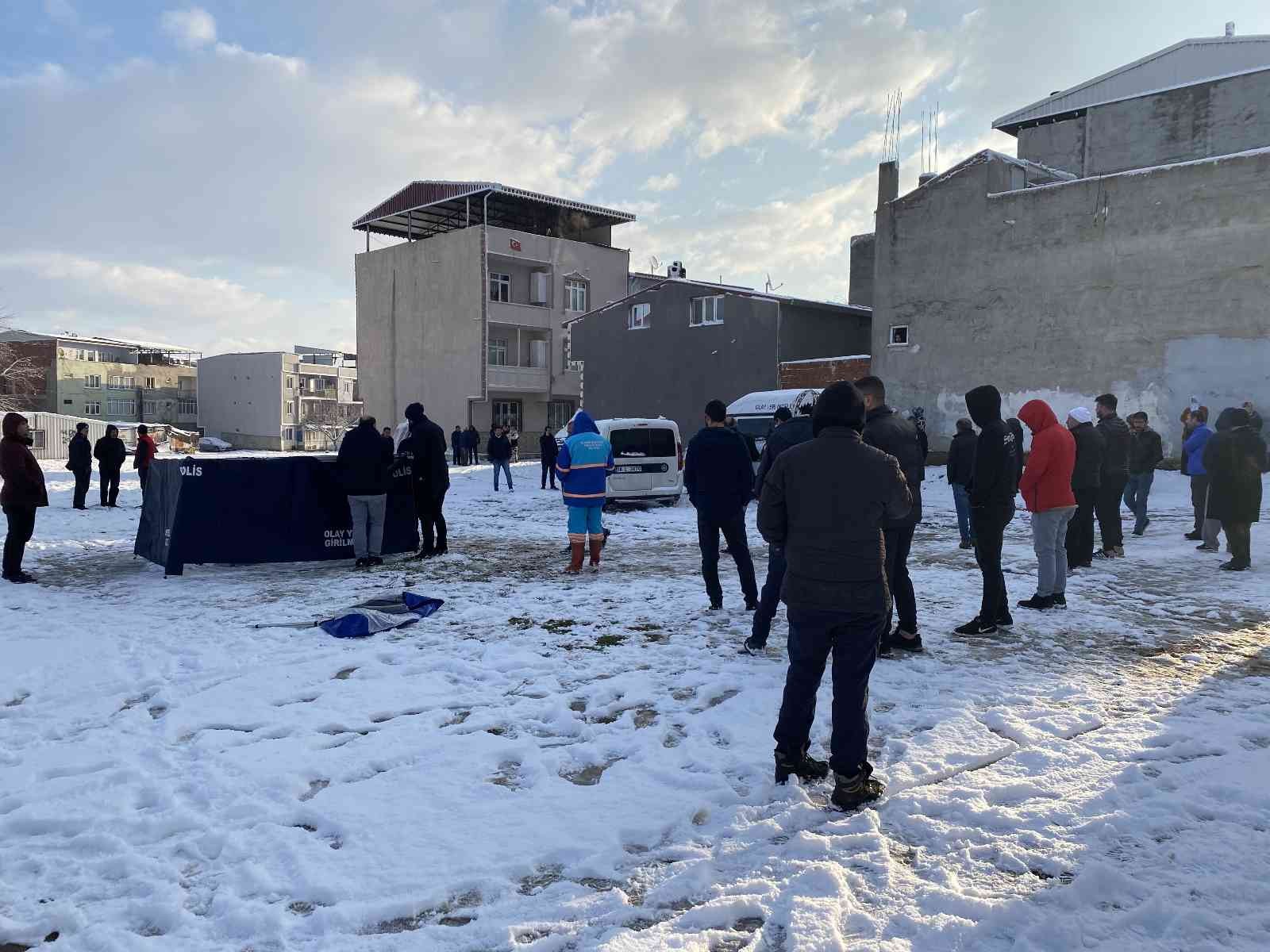 Bursa’da bir kişi, boş arsada başından vurulmuş halde ölü olarak bulundu. Merkez Yıldırım ilçesi Ulus Mahallesi’de bulunan bir arsadan geçen bir ...