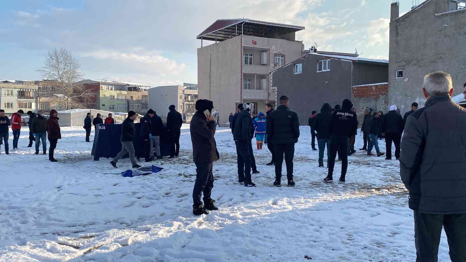 Bursa’da bir kişi, boş arsada başından vurulmuş halde ölü olarak bulundu. Merkez Yıldırım ilçesi Ulus Mahallesi’de bulunan bir arsadan geçen bir ...