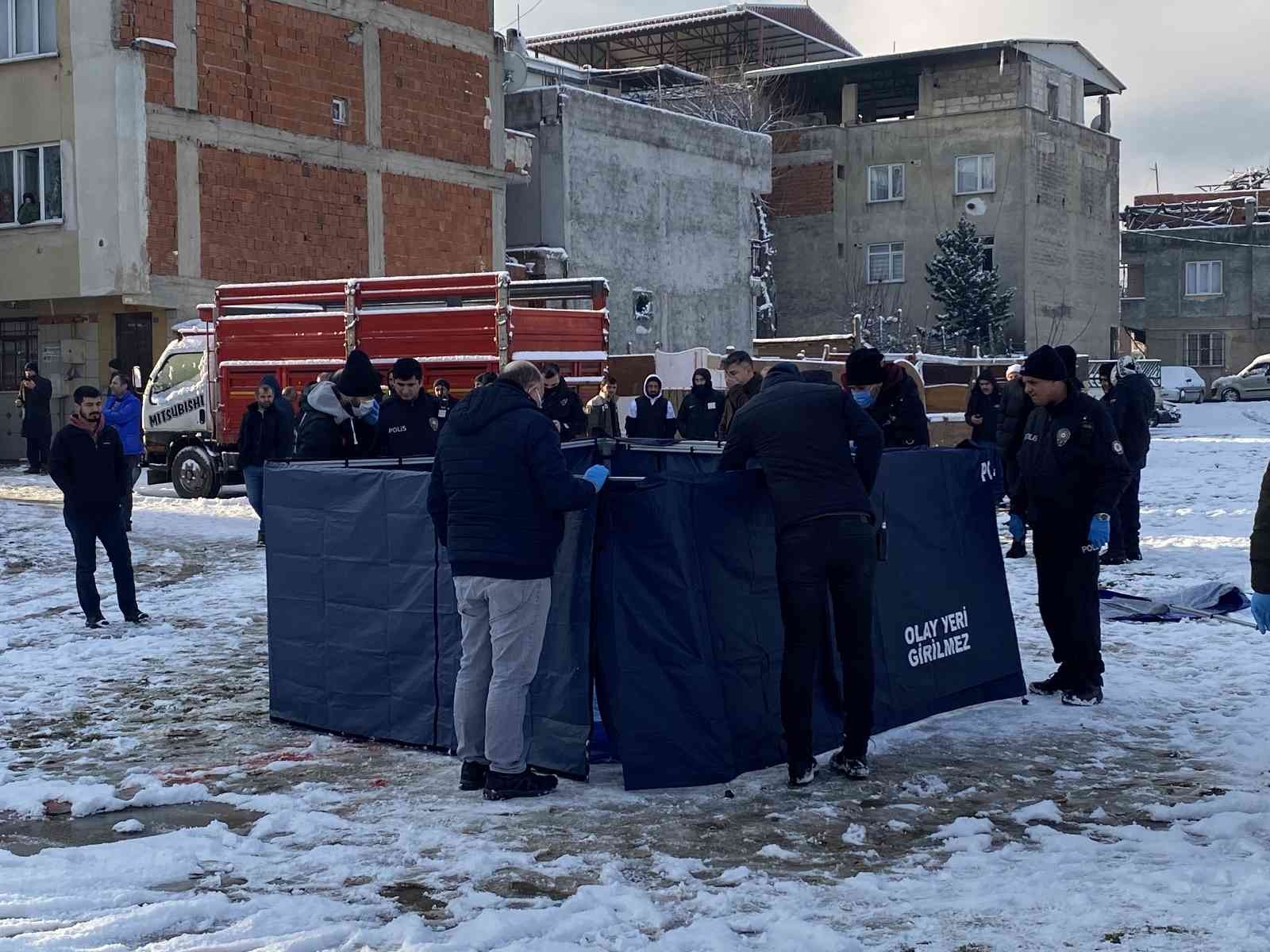 Bursa’da bir kişi, boş arsada başından vurulmuş halde ölü olarak bulundu. Merkez Yıldırım ilçesi Ulus Mahallesi’de bulunan bir arsadan geçen bir ...