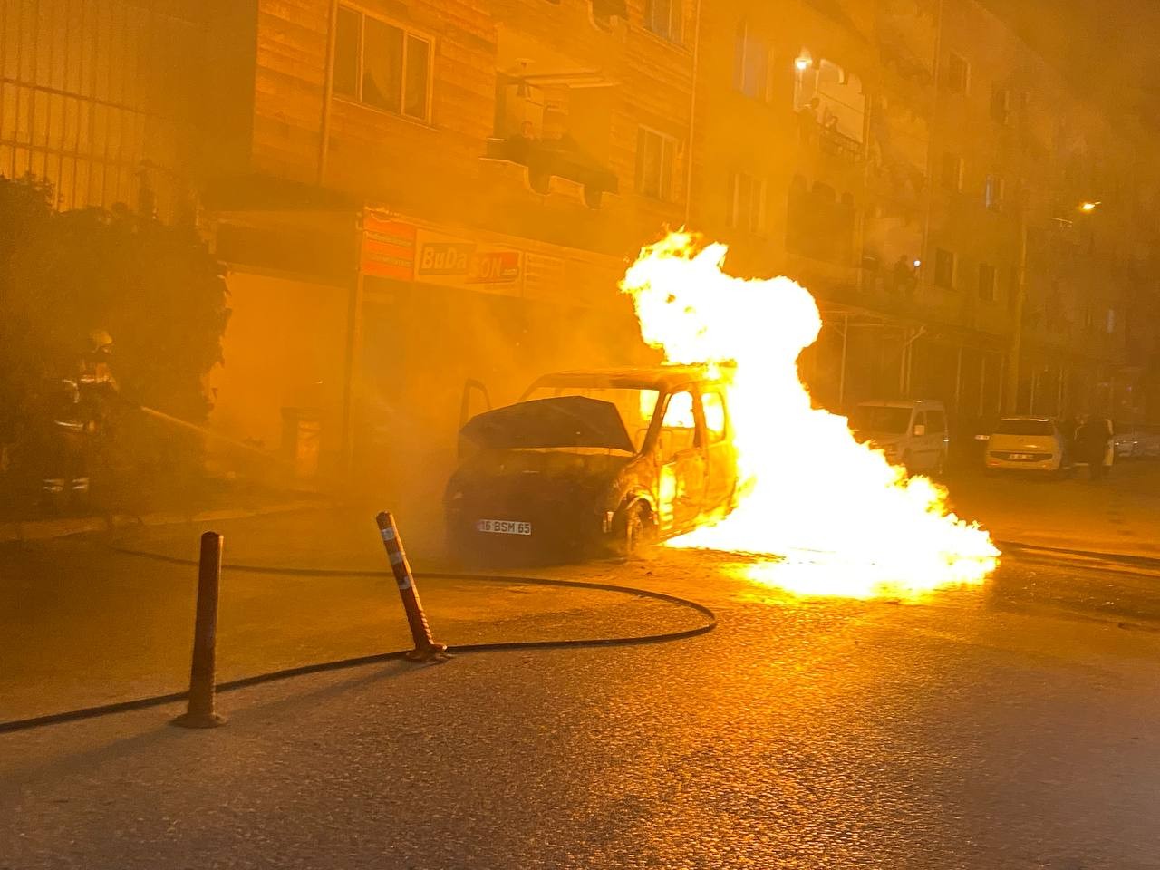 Bursa’da seyir halindeki hafif ticari araç bir anda alev topuna döndü. Araç sürücüsü olan yaşlı adam canını zor kurtarırken gözünün önünde aracı ...