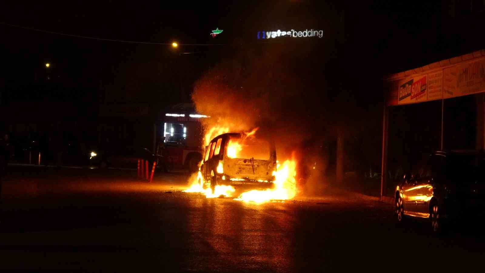 Bursa’da seyir halindeki hafif ticari araç bir anda alev topuna döndü. Araç sürücüsü olan yaşlı adam canını zor kurtarırken gözünün önünde aracı ...