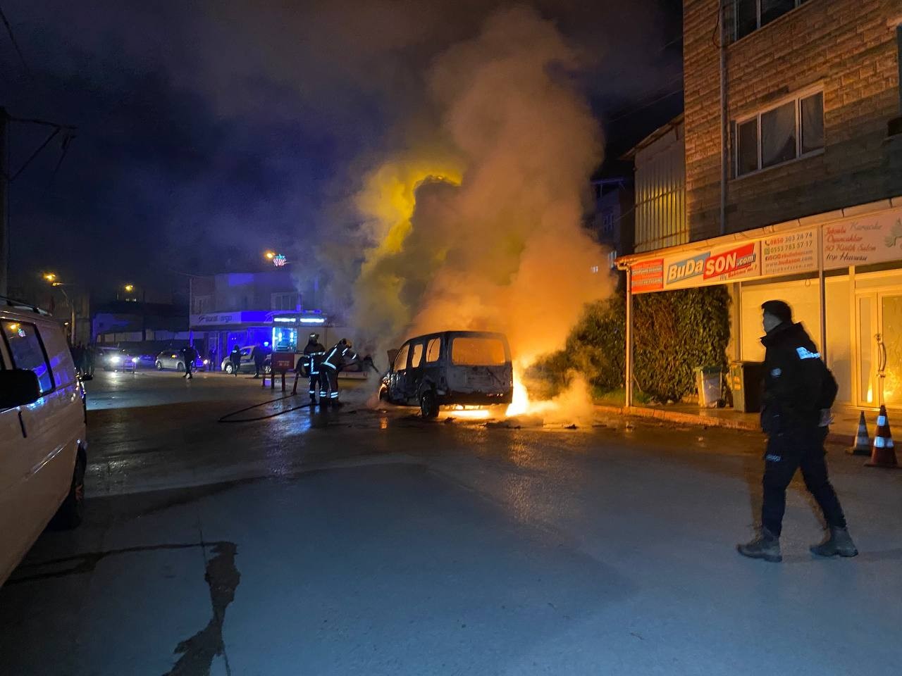 Bursa’da seyir halindeki hafif ticari araç bir anda alev topuna döndü. Araç sürücüsü olan yaşlı adam canını zor kurtarırken gözünün önünde aracı ...