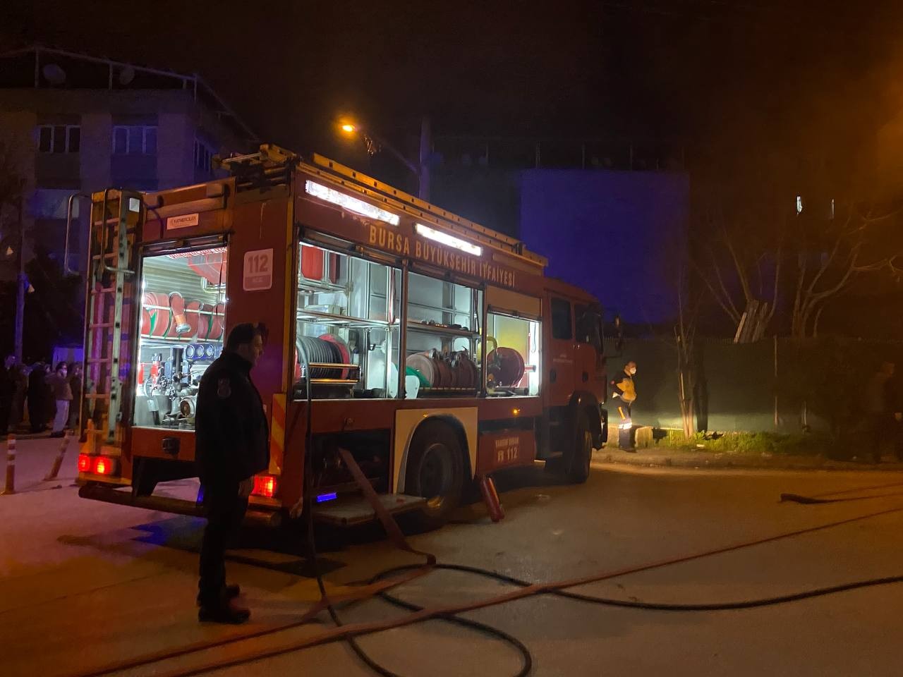 Bursa’da seyir halindeki hafif ticari araç bir anda alev topuna döndü. Araç sürücüsü olan yaşlı adam canını zor kurtarırken gözünün önünde aracı ...