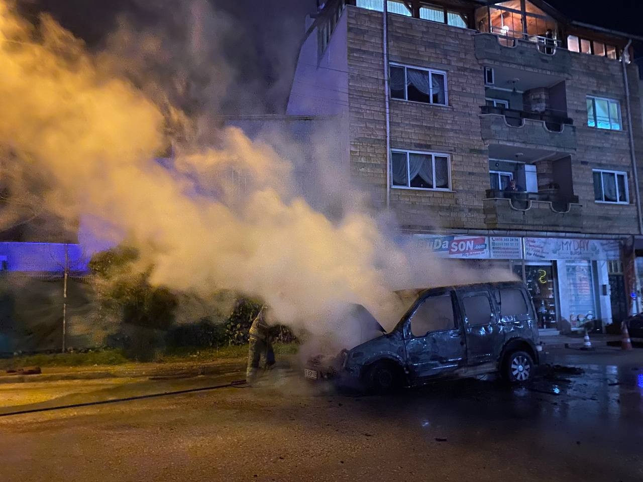 Bursa’da seyir halindeki hafif ticari araç bir anda alev topuna döndü. Araç sürücüsü olan yaşlı adam canını zor kurtarırken gözünün önünde aracı ...