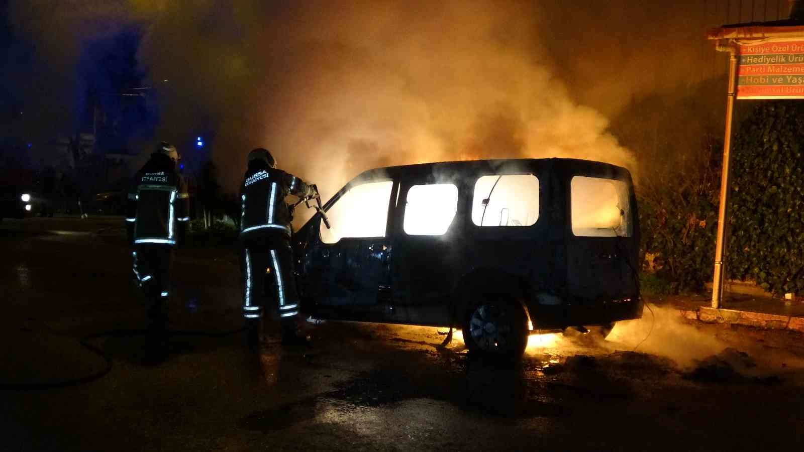 Bursa’da seyir halindeki hafif ticari araç bir anda alev topuna döndü. Araç sürücüsü olan yaşlı adam canını zor kurtarırken gözünün önünde aracı ...