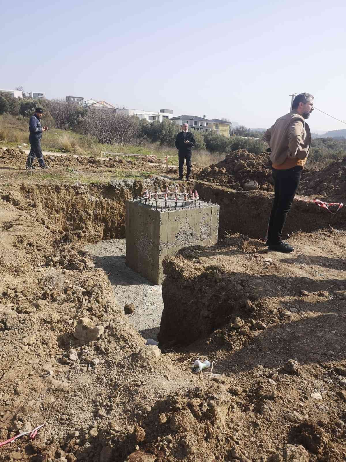 Bursa’da Nilüferköy mahallesi sakinleri, çocuk oyun alanı ve park yapılması istenen araziye, baz istasyon için temel atılmasının şokunu yaşıyor ...