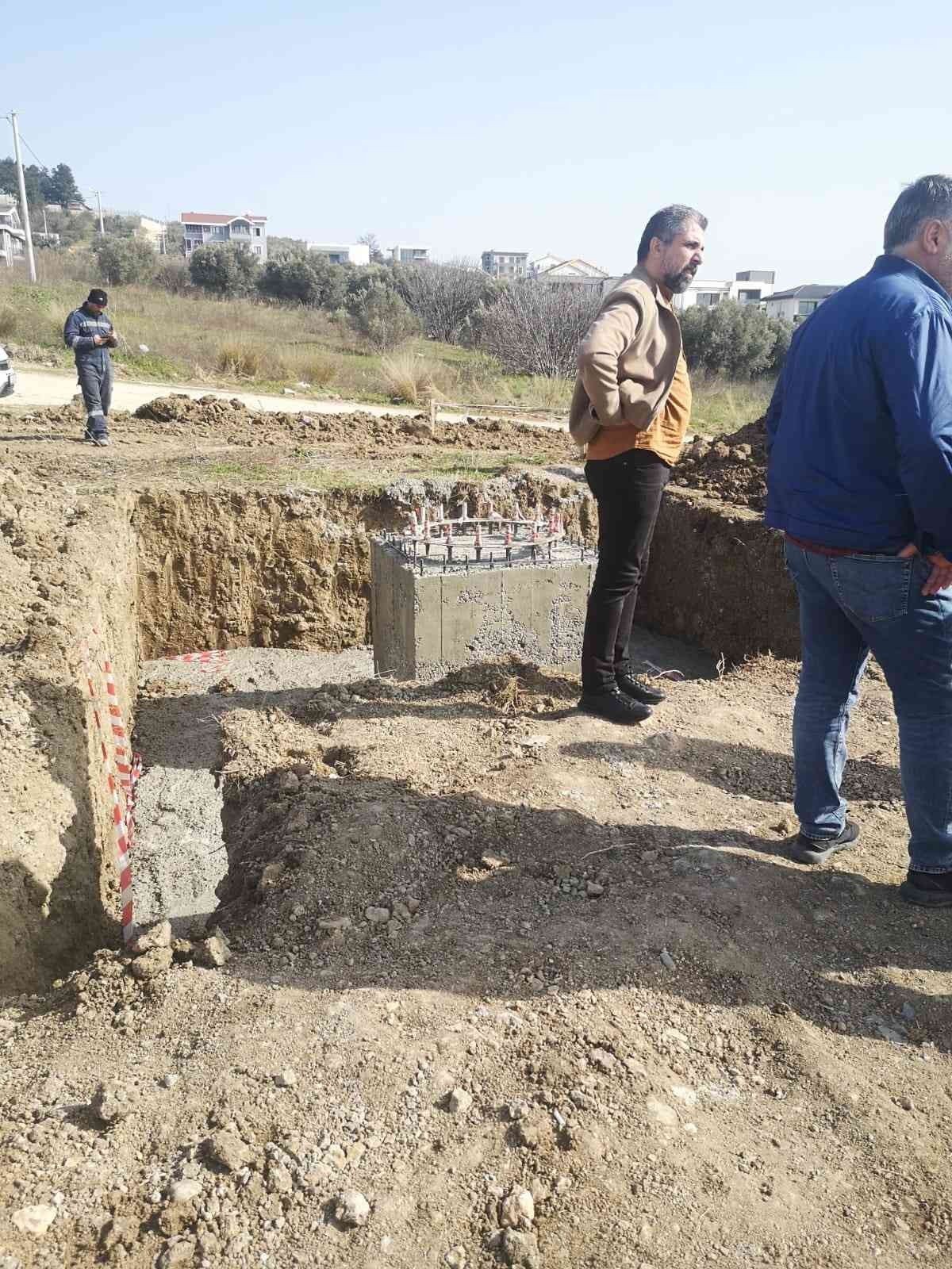 Bursa’da Nilüferköy mahallesi sakinleri, çocuk oyun alanı ve park yapılması istenen araziye, baz istasyon için temel atılmasının şokunu yaşıyor ...