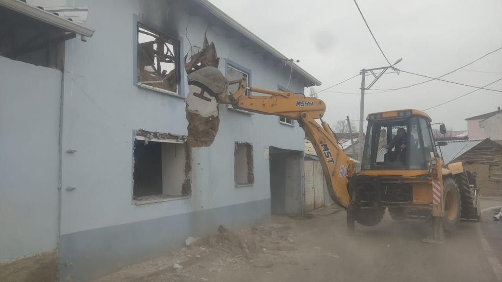 Yoğun kar yağışının etkili olduğu Yenişehir’in Demirboğa köyünde çıkan yangında oturdukları müstakil evleri kullanılmaz hale gelen Turan Ailesi ...