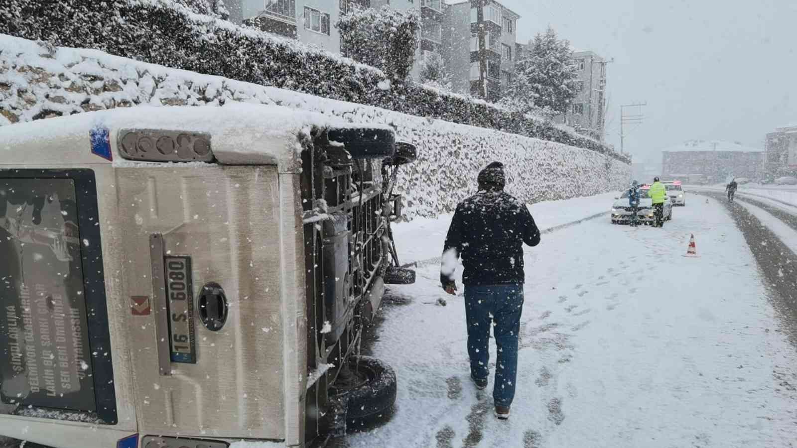 Bursa’da etkili olan kar yağışı sonucu sürücüsünün kontrolünden çıkan işçi servisi devrildi. Devrilen servisteki 3 işçi yaralandı. Kaza, İnegöl ...