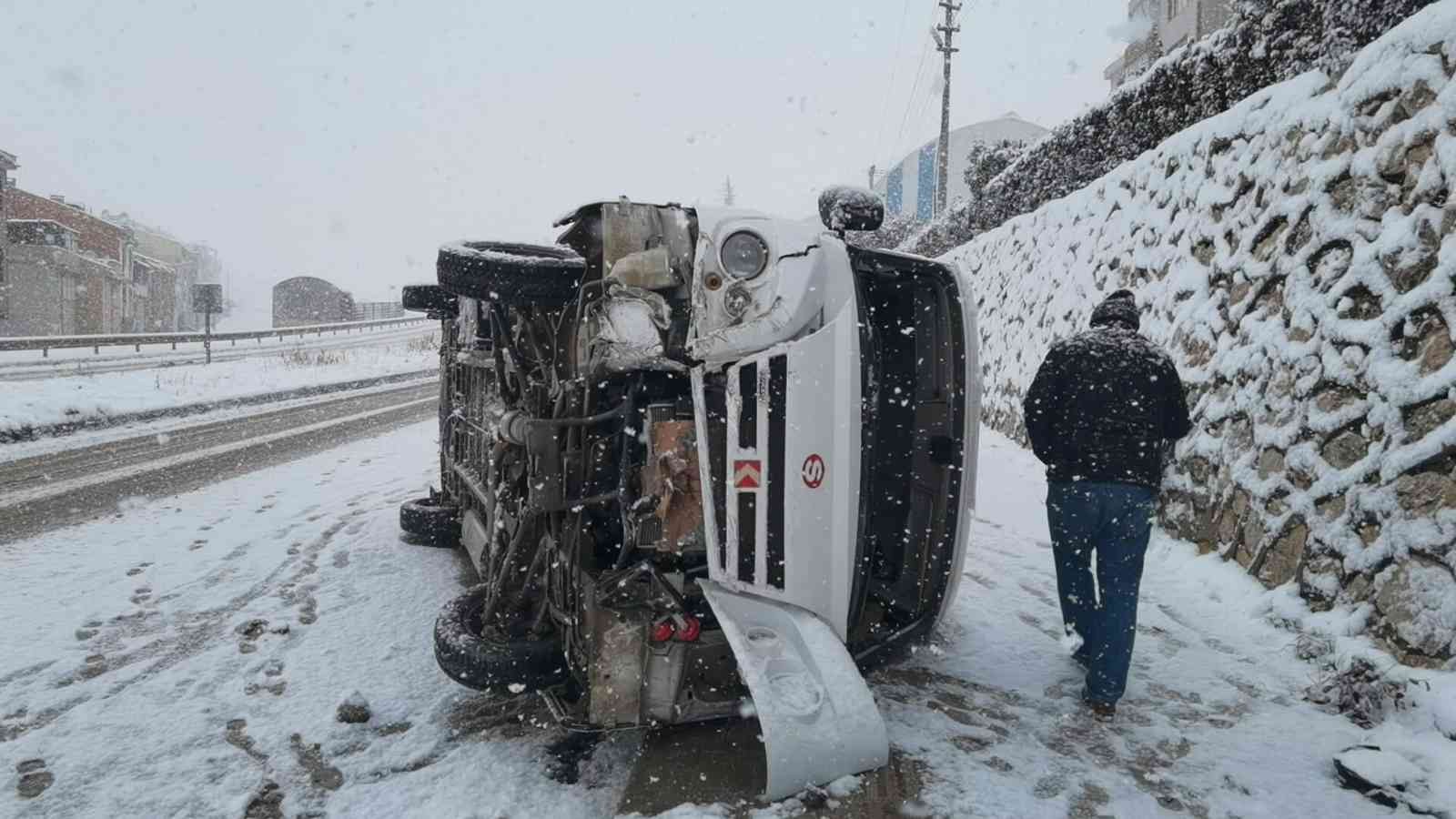 Bursa’da etkili olan kar yağışı sonucu sürücüsünün kontrolünden çıkan işçi servisi devrildi. Devrilen servisteki 3 işçi yaralandı. Kaza, İnegöl ...