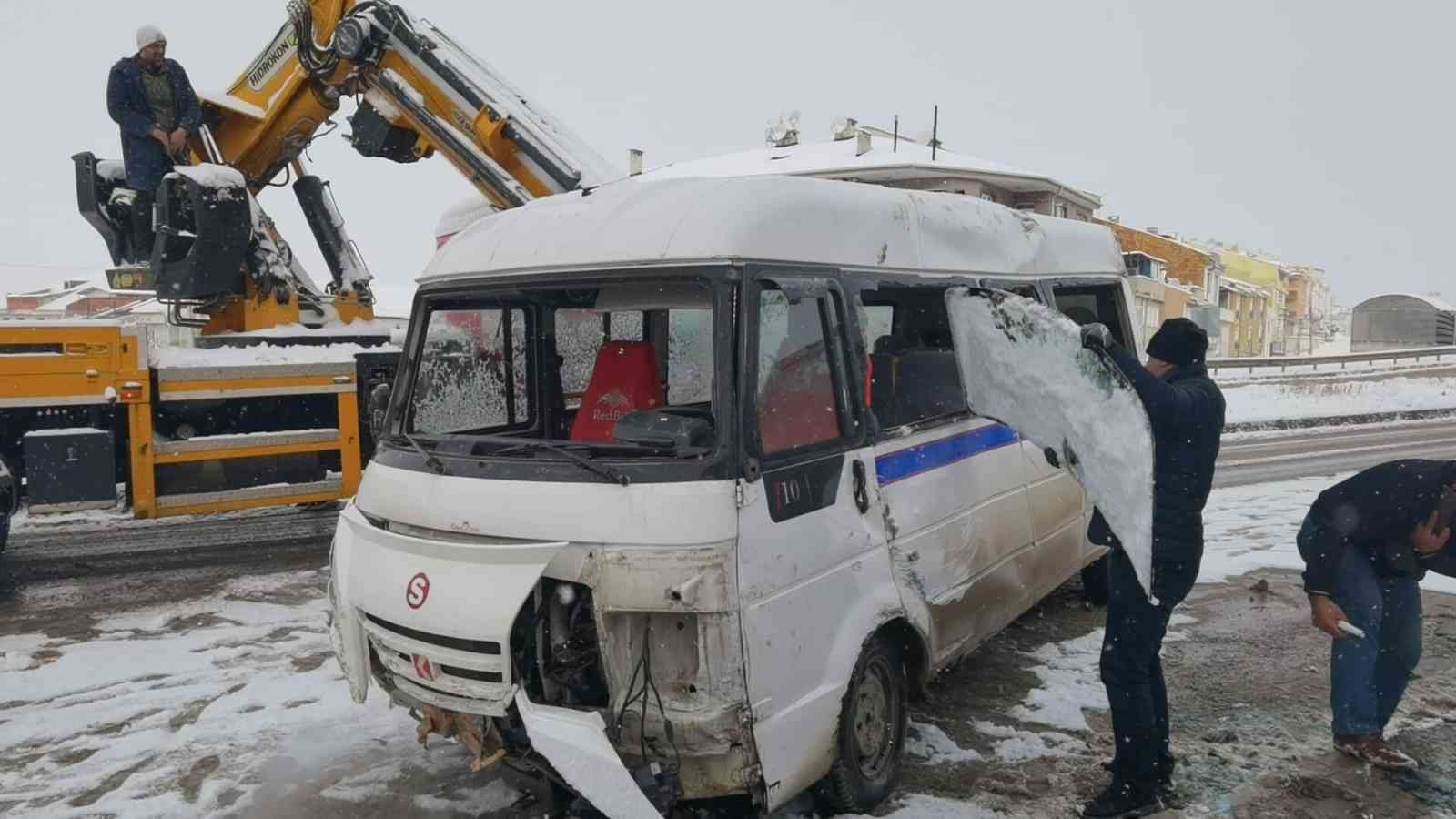 Bursa’da etkili olan kar yağışı sonucu sürücüsünün kontrolünden çıkan işçi servisi devrildi. Devrilen servisteki 3 işçi yaralandı. Kaza, İnegöl ...