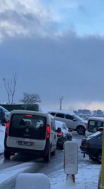 Bursa’da yağan kar sonucu kayarak kaza yapan araçlar trafiği felç etti. Tüm yurtta etkisini gösteren soğuk ve kar yağışı Bursa’da da etkili oldu ...