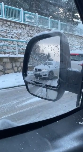 Bursa’da yağan kar sonucu kayarak kaza yapan araçlar trafiği felç etti. Tüm yurtta etkisini gösteren soğuk ve kar yağışı Bursa’da da etkili oldu ...