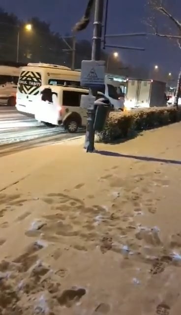 Bursa’da yağan kar sonucu kayarak kaza yapan araçlar trafiği felç etti. Tüm yurtta etkisini gösteren soğuk ve kar yağışı Bursa’da da etkili oldu ...