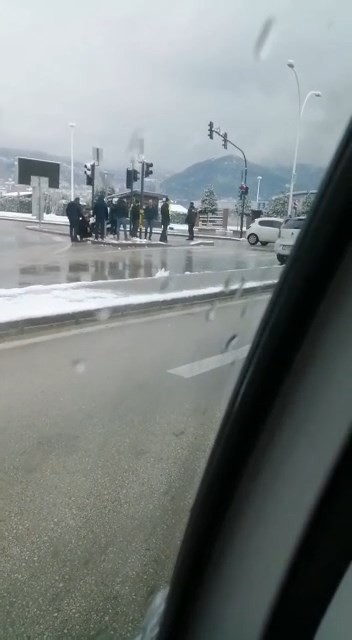 Bursa’da yağan kar sonucu kayarak kaza yapan araçlar trafiği felç etti. Tüm yurtta etkisini gösteren soğuk ve kar yağışı Bursa’da da etkili oldu ...