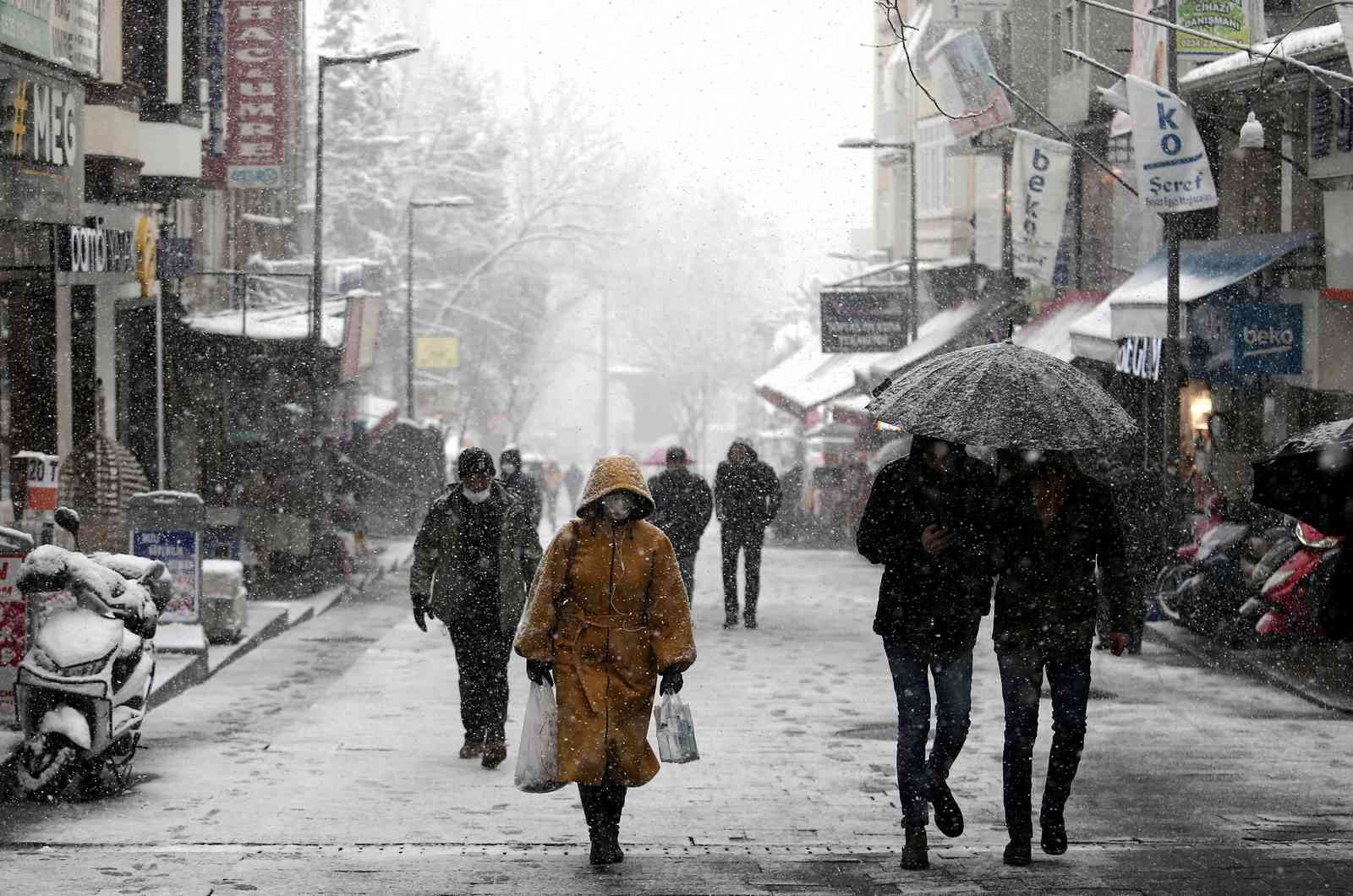 Bursa şehir merkezinde kar yağışı etkili oluyor. Bursa’da dün akşam saatlerinde başlayan kar yağışı etkisini sürdürüyor. Bursa şehir merkezinde ...