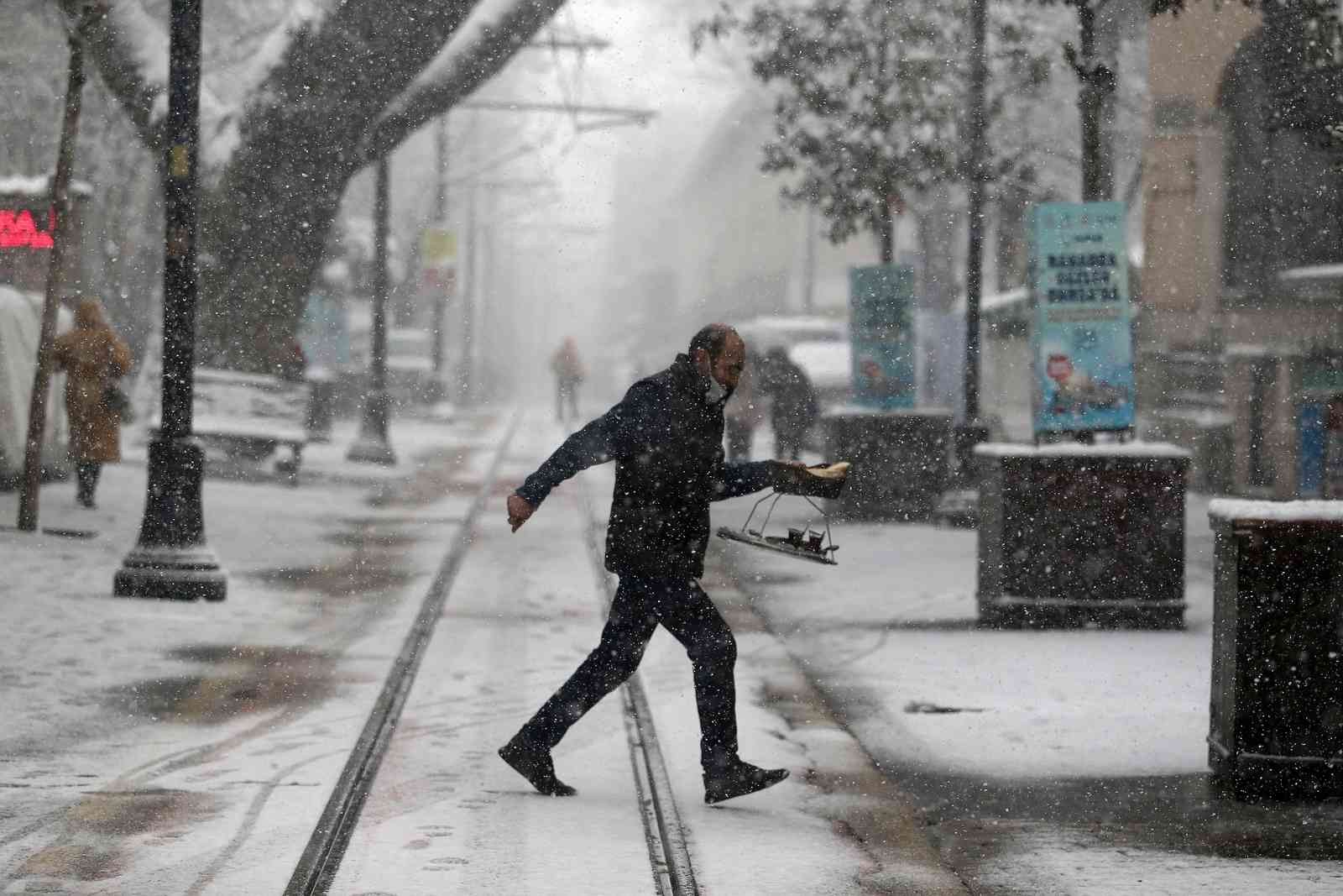 Bursa şehir merkezinde kar yağışı etkili oluyor. Bursa’da dün akşam saatlerinde başlayan kar yağışı etkisini sürdürüyor. Bursa şehir merkezinde ...