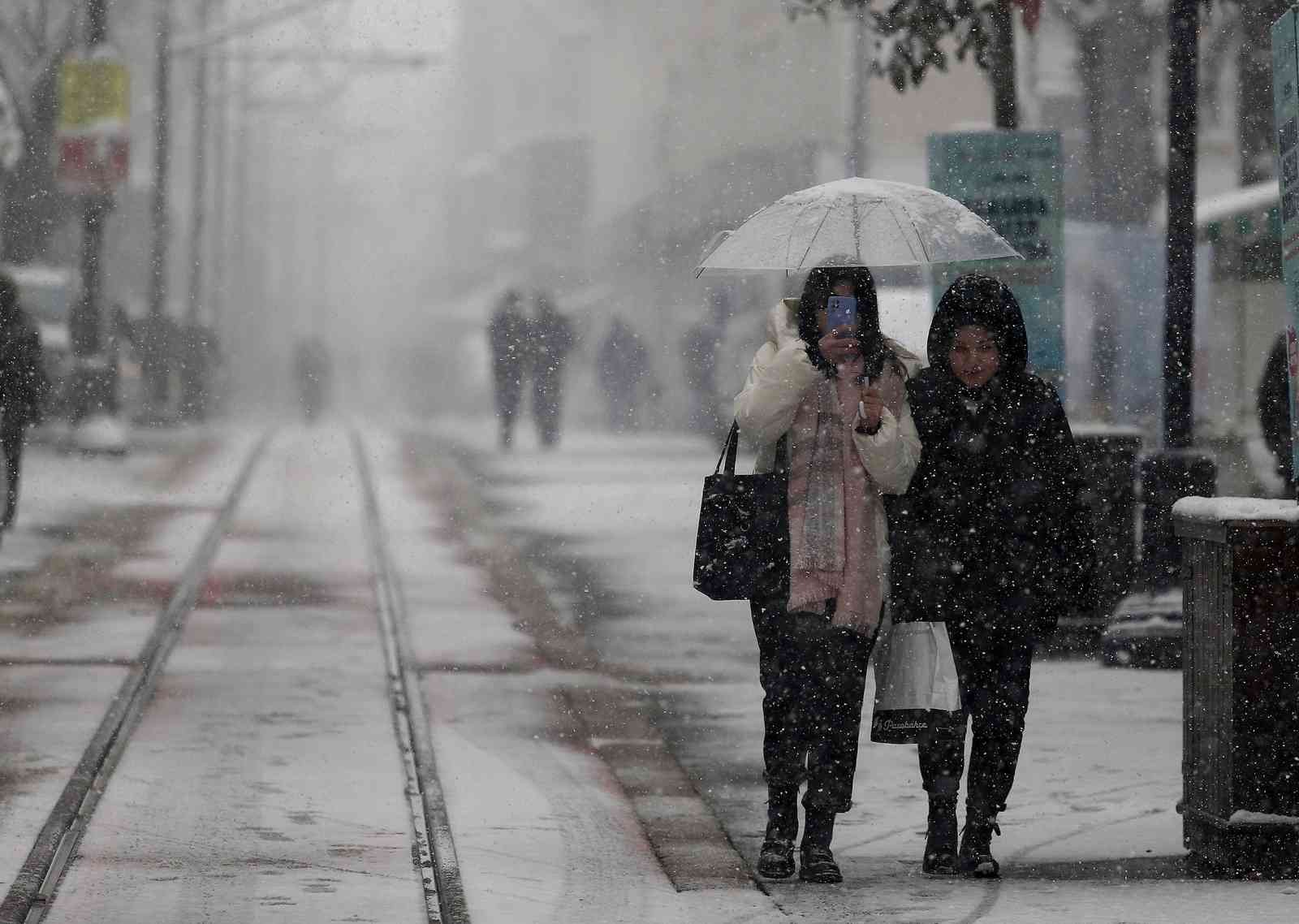 Bursa şehir merkezinde kar yağışı etkili oluyor. Bursa’da dün akşam saatlerinde başlayan kar yağışı etkisini sürdürüyor. Bursa şehir merkezinde ...