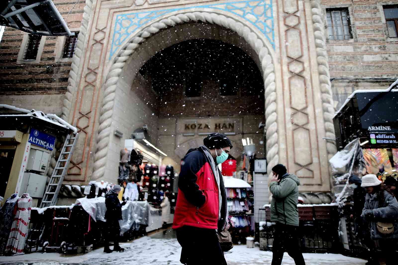 Bursa şehir merkezinde kar yağışı etkili oluyor. Bursa’da dün akşam saatlerinde başlayan kar yağışı etkisini sürdürüyor. Bursa şehir merkezinde ...