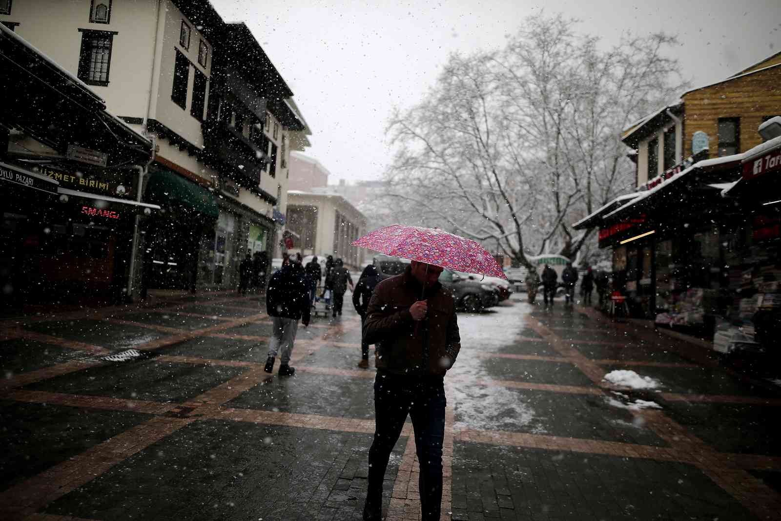 Bursa şehir merkezinde kar yağışı etkili oluyor. Bursa’da dün akşam saatlerinde başlayan kar yağışı etkisini sürdürüyor. Bursa şehir merkezinde ...