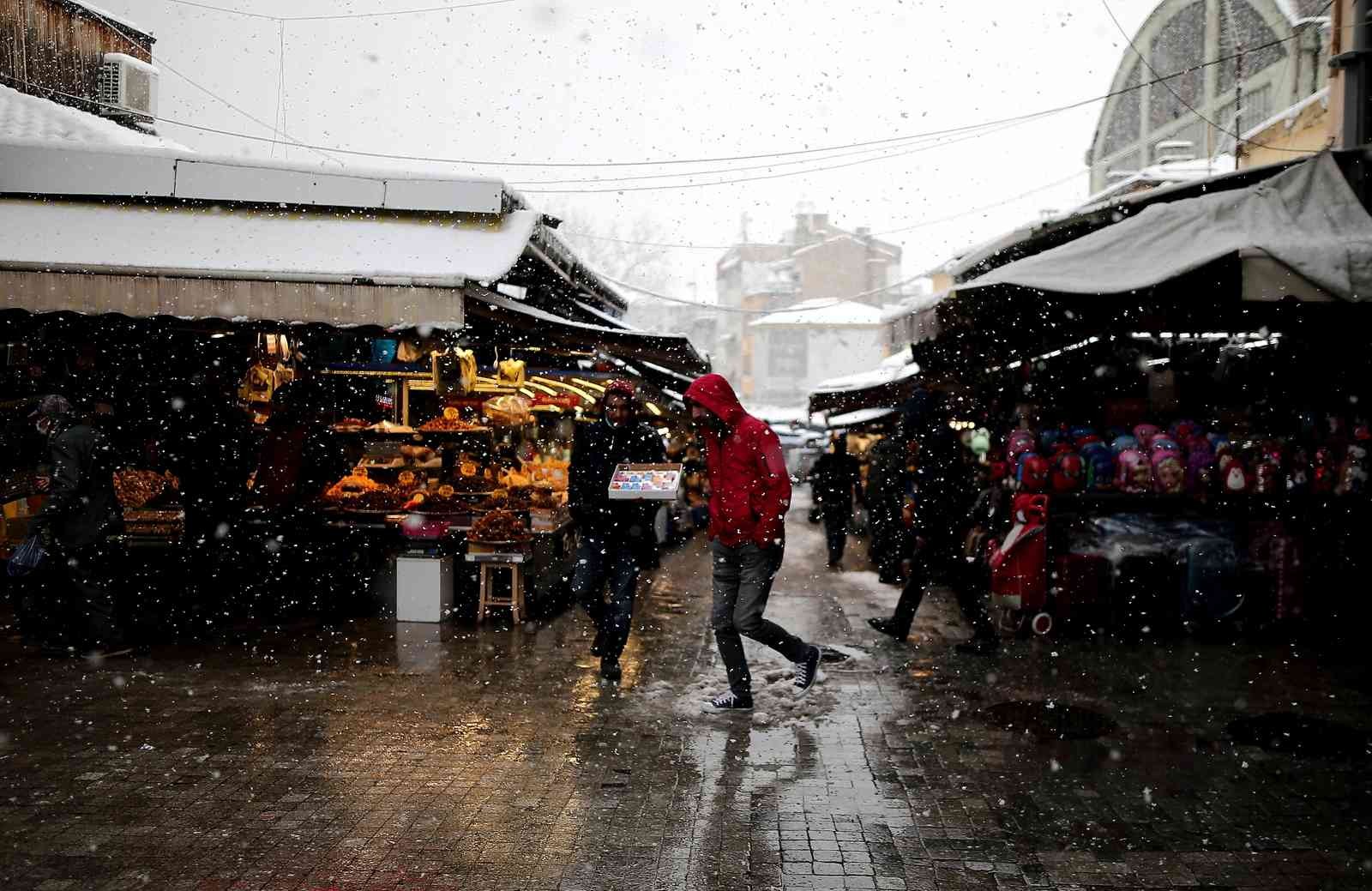 Bursa şehir merkezinde kar yağışı etkili oluyor. Bursa’da dün akşam saatlerinde başlayan kar yağışı etkisini sürdürüyor. Bursa şehir merkezinde ...