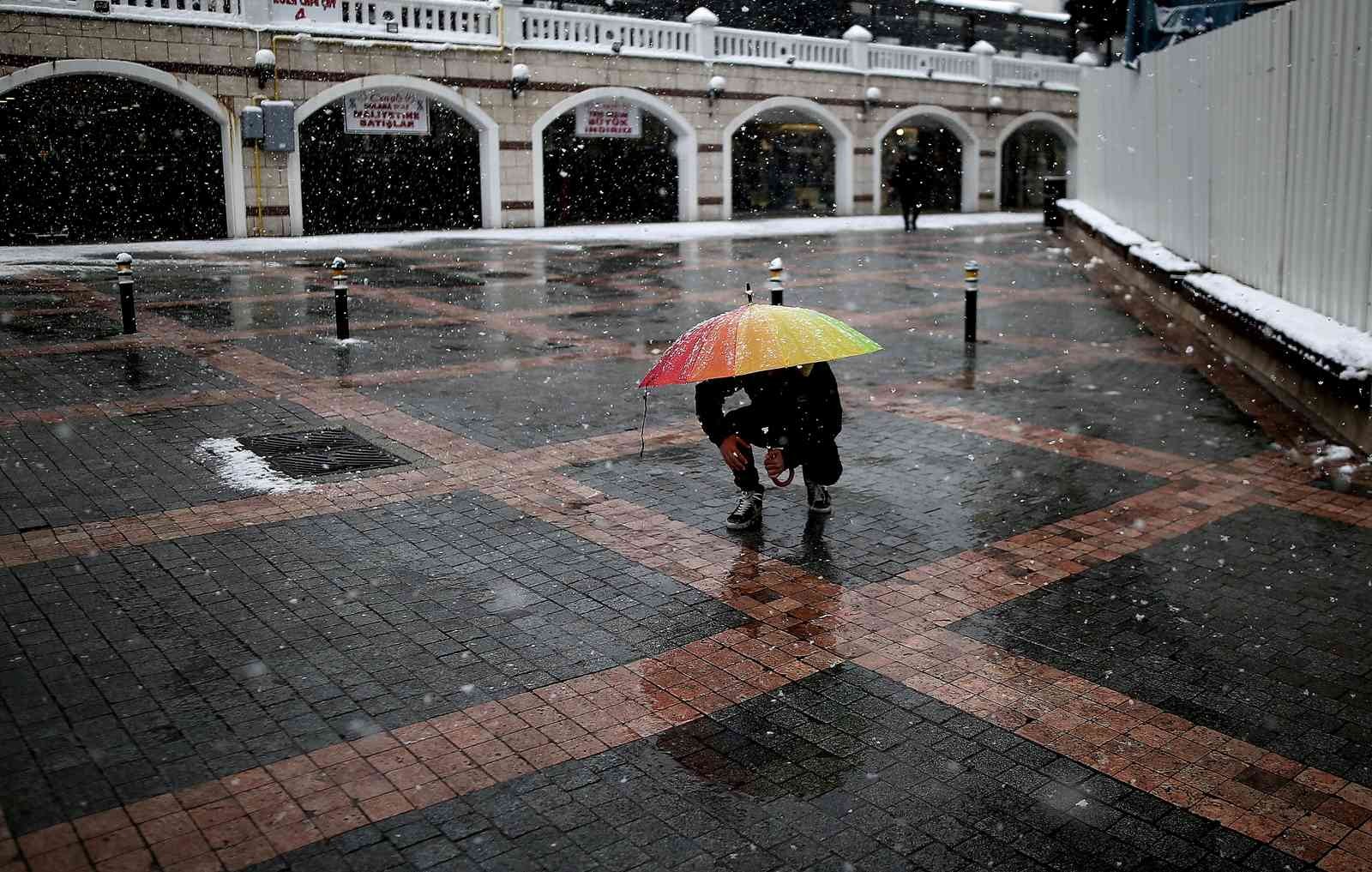 Bursa şehir merkezinde kar yağışı etkili oluyor. Bursa’da dün akşam saatlerinde başlayan kar yağışı etkisini sürdürüyor. Bursa şehir merkezinde ...