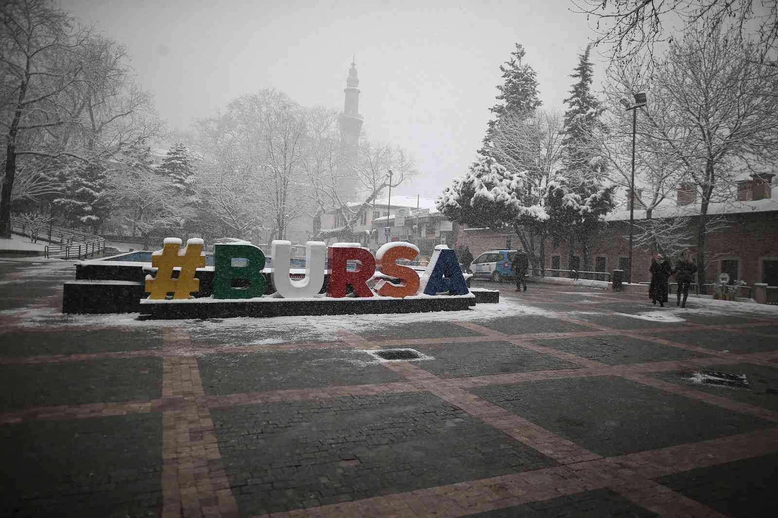 Bursa şehir merkezinde kar yağışı etkili oluyor. Bursa’da dün akşam saatlerinde başlayan kar yağışı etkisini sürdürüyor. Bursa şehir merkezinde ...