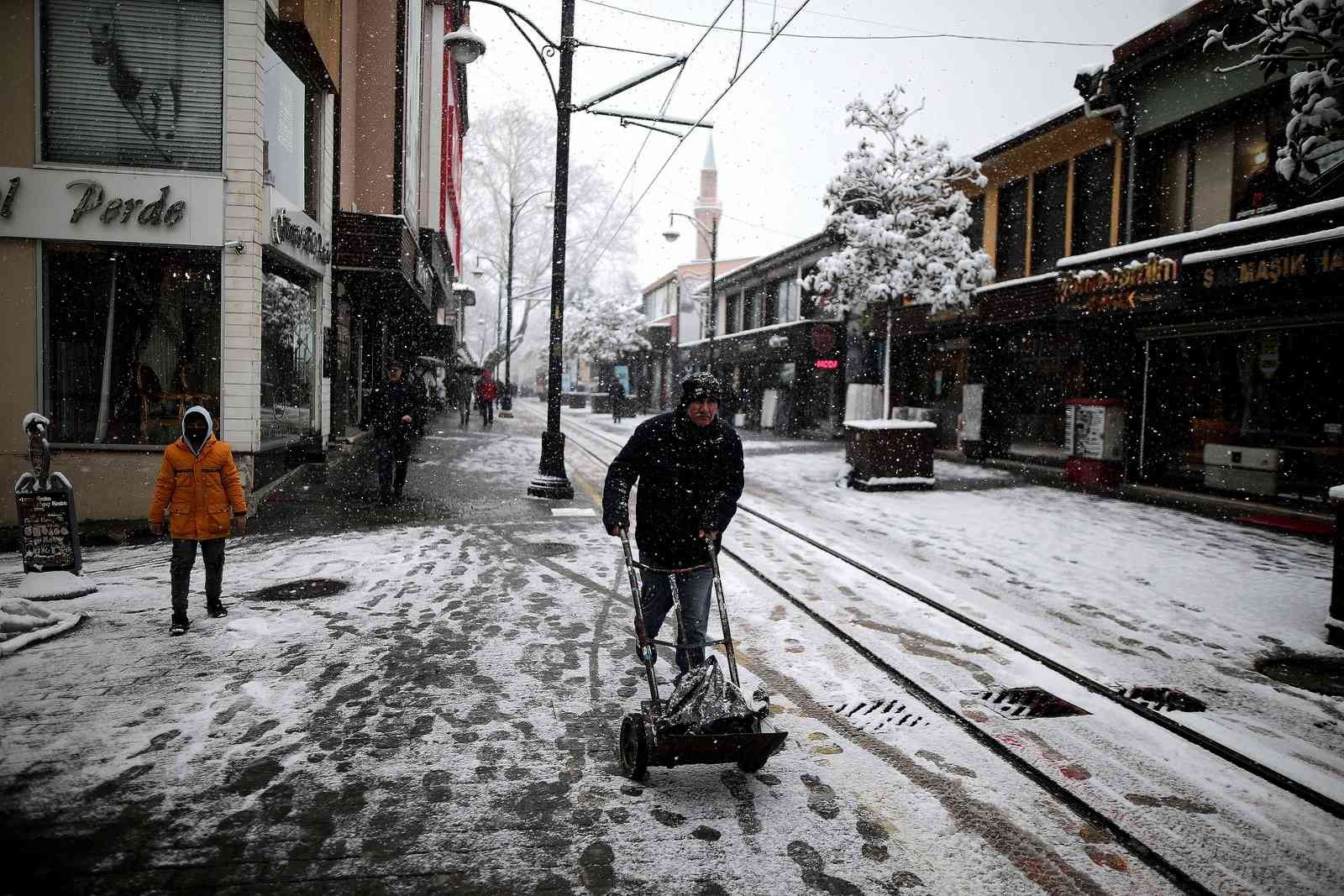 Bursa şehir merkezinde kar yağışı etkili oluyor. Bursa’da dün akşam saatlerinde başlayan kar yağışı etkisini sürdürüyor. Bursa şehir merkezinde ...