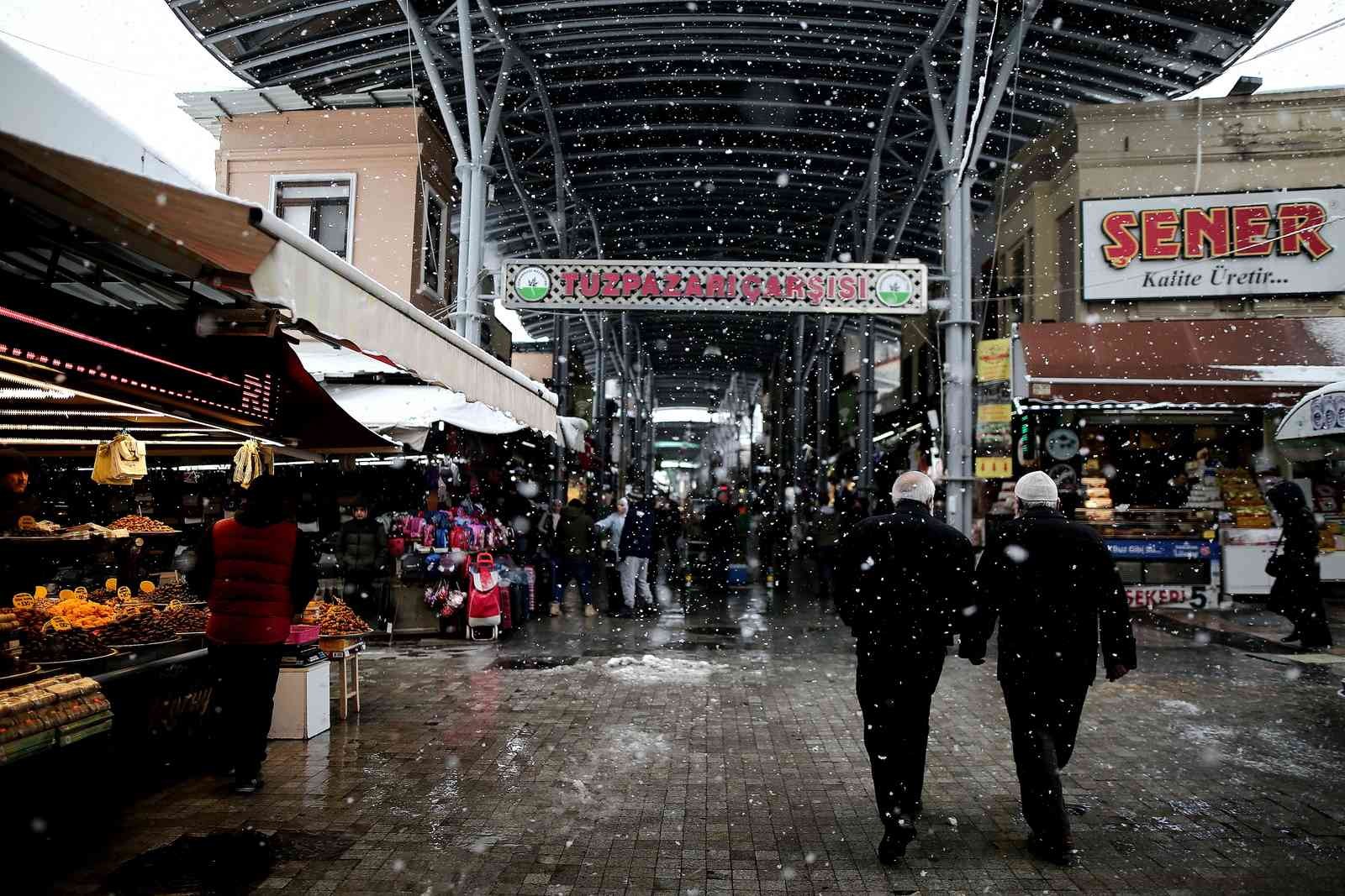 Bursa şehir merkezinde kar yağışı etkili oluyor. Bursa’da dün akşam saatlerinde başlayan kar yağışı etkisini sürdürüyor. Bursa şehir merkezinde ...