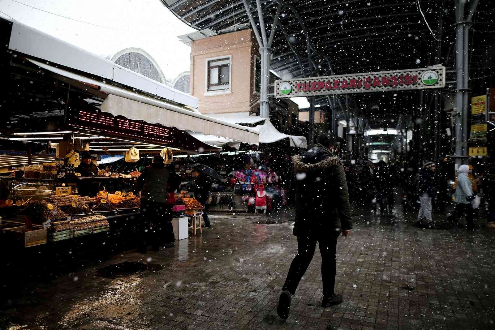 Bursa şehir merkezinde kar yağışı etkili oluyor. Bursa’da dün akşam saatlerinde başlayan kar yağışı etkisini sürdürüyor. Bursa şehir merkezinde ...